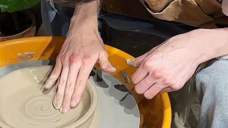 wonapetit's tweet photo. • ladrão de esquina | heejake au 

Jake era ceramista numa loja bem conhecida e famosa, no fim dessa tarde finalizava seus últimos trabalhos.
Só não imaginava ser surpreendido por um assaltante que o levaria a uma ação precipitada, e um tanto arriscada. https://t.co/1Uu3U6IW6p