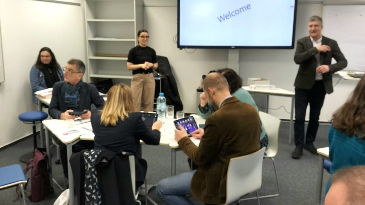 DareicVersailles tweet media
