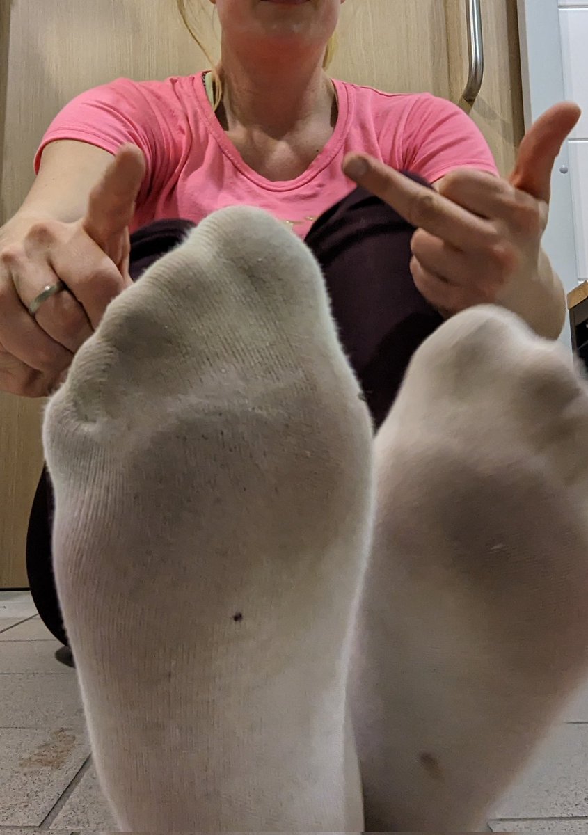 herrinJasy10206's tweet photo. Meine 4 Tage alte Socken und sie dufte jetzt schon extrem bin den ganzen Tag schon unterwegs 🤭
#herrin #loser #goddess #socke #extremduft #sockentee #abdrücket #snekers #fuft #gemdherin #wishliste https://t.co/5Lfz4JVg0q