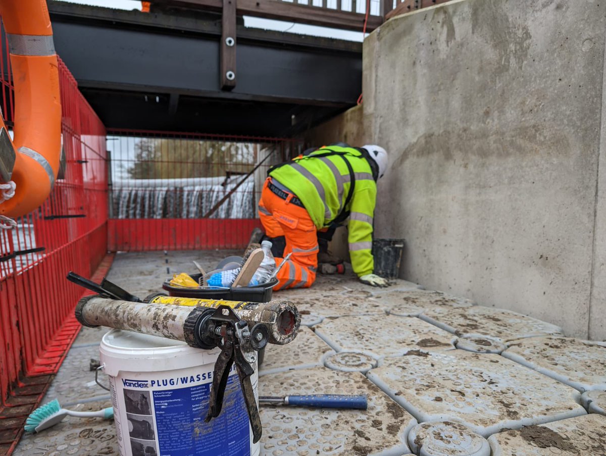 floatingpontoon's tweet image. In and out and all fixed. 

We supplied a small work platform yesterday near Basingstoke allowing for concrete wall repairs to be undertaken by our client. 

#pontoon #workplatform #access #concreterepair #repairs #civils #WorkOnWater
