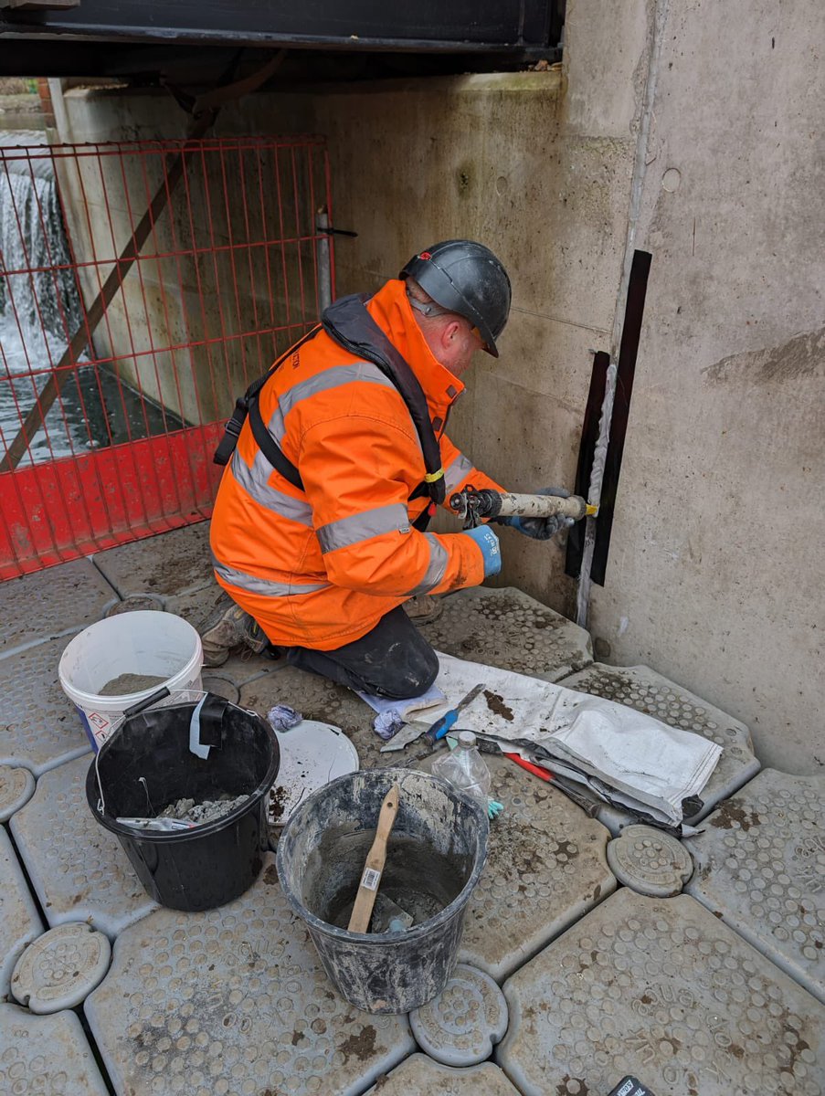 floatingpontoon's tweet image. In and out and all fixed. 

We supplied a small work platform yesterday near Basingstoke allowing for concrete wall repairs to be undertaken by our client. 

#pontoon #workplatform #access #concreterepair #repairs #civils #WorkOnWater