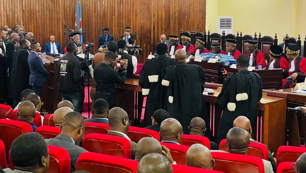 TopCongo's tweet photo. « La Cour constitutionnelle vient de rejeter toutes les requêtes » des candidats députés nationaux dont les suffrages avaient ét�� annulés par la CENI. Selon Me Willy Wenga, avocat au barreau de Kinshasa/Gombe, « ce dossier est définitivement clos. Le dernier recours était celui-là ».