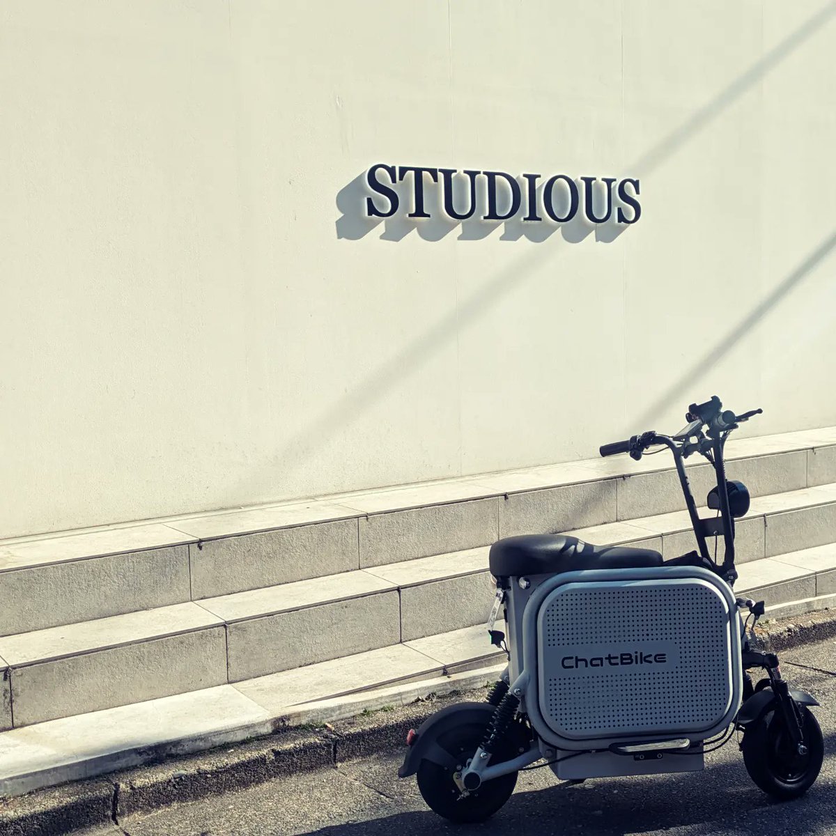 JokerCollector's tweet photo. 都会での絶対的な機動力と柔軟性を備えたマイクロモビリティ、ChatBike。

晴れた日のやみつきになる乗り心地と、買い過ぎたものを押し込める高い収納力は魅力的。

#chatbike
#チャットバイク
#マイクロモビリティ
#特定小型原付
#特定小型原動機付自転車 
#電動バイク
#エベサー https://t.co/vC0BqtjQnV