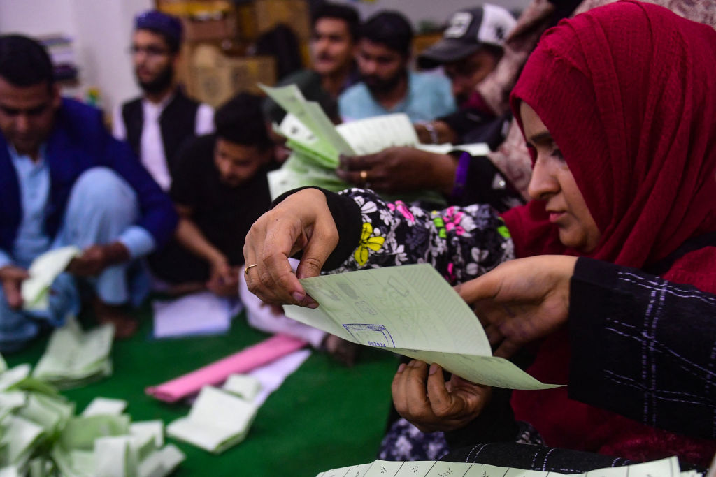 پاکستان الیکشن 2024!
◀️ مکمل نتائج کب سے دستیاب ہوں گے؟
◀️ الیکشن کے دن موبائل و ڈیٹا سروسز کی بندش آزادی اظہار رائے کے حق پر حملہ ہے: ایمنٹسی انٹرنیشل
◀️ اس بار الیکشن کمیشن نتائج کا اعلان کیسے کرے گا اور یہ نیا نظام کتنا قابل بھروسہ؟

لائیو پیج: bbc.in/3UQnTxh