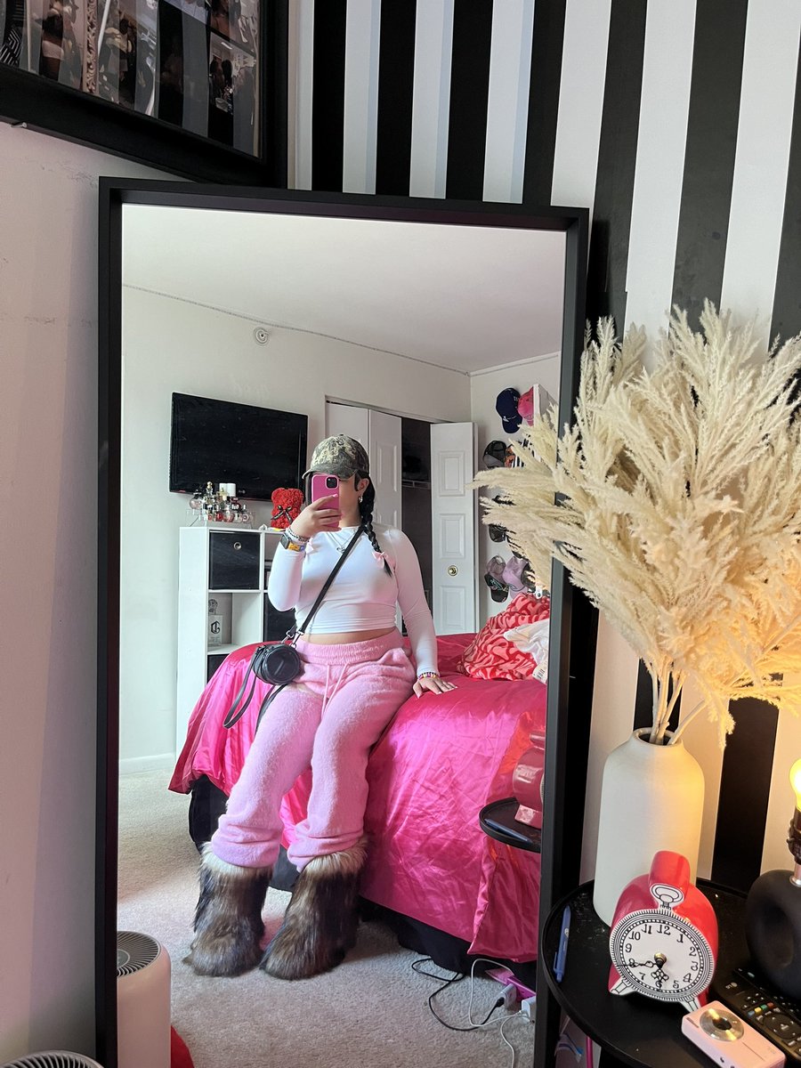 luvkodaa's tweet photo. i ❤️ my mirror https://t.co/EQcHXZYVKX