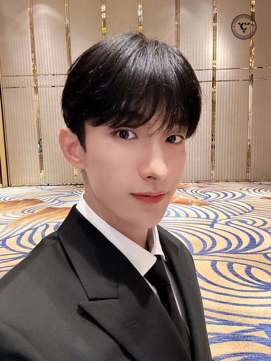seokwoo_thinker's tweet photo. dk and wonwoo in suit will always have me very weak https://t.co/VumhG7QNt1