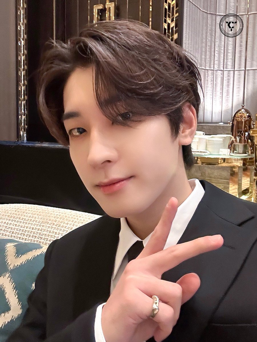 seokwoo_thinker's tweet photo. dk and wonwoo in suit will always have me very weak https://t.co/VumhG7QNt1