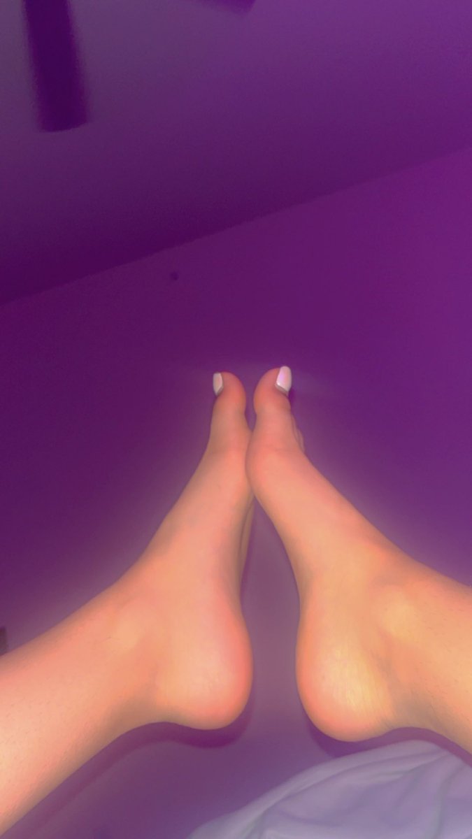Perfecto_lola's tweet photo. Who wants to worship my feet #feetworshi̇p #feetpicsforsales #FeetFebruary #paypiggy #femdom #foot #toes https://t.co/Xi1dAMmyC2