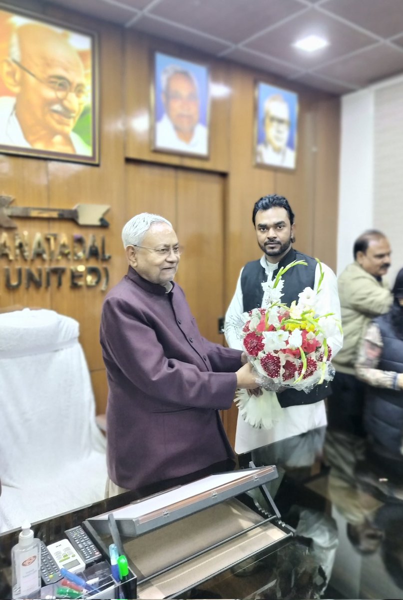 gaurishankarjdu's tweet image. आज आधुनिक बिहार के शिल्पकार पार्टी के सर्वमान्य नेता जदयू के राष्ट्रीय अध्यक्ष सह मुख्यमंत्री बिहार आदरणीय श्री @NitishKumar  जी से शिष्टाचार मुलाकात किये।
@Jduonline  @JdudelhiHQ