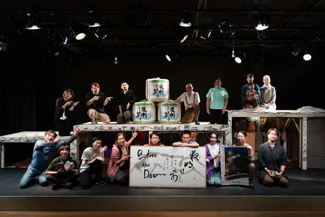 Before the Dawn 第二部
終演。３公演完売😳
ありがとうございます。
第一部上演から3年かけた企画がひとまず終わりを迎えました。

思いを綴ったら長すぎました…。よかったら覗いてくださいませ。

#犀の角× #百景社
#島崎藤村
#夜明け前
#サントミューゼ

m.facebook.com/story.php?stor…

撮影　安徳希仁