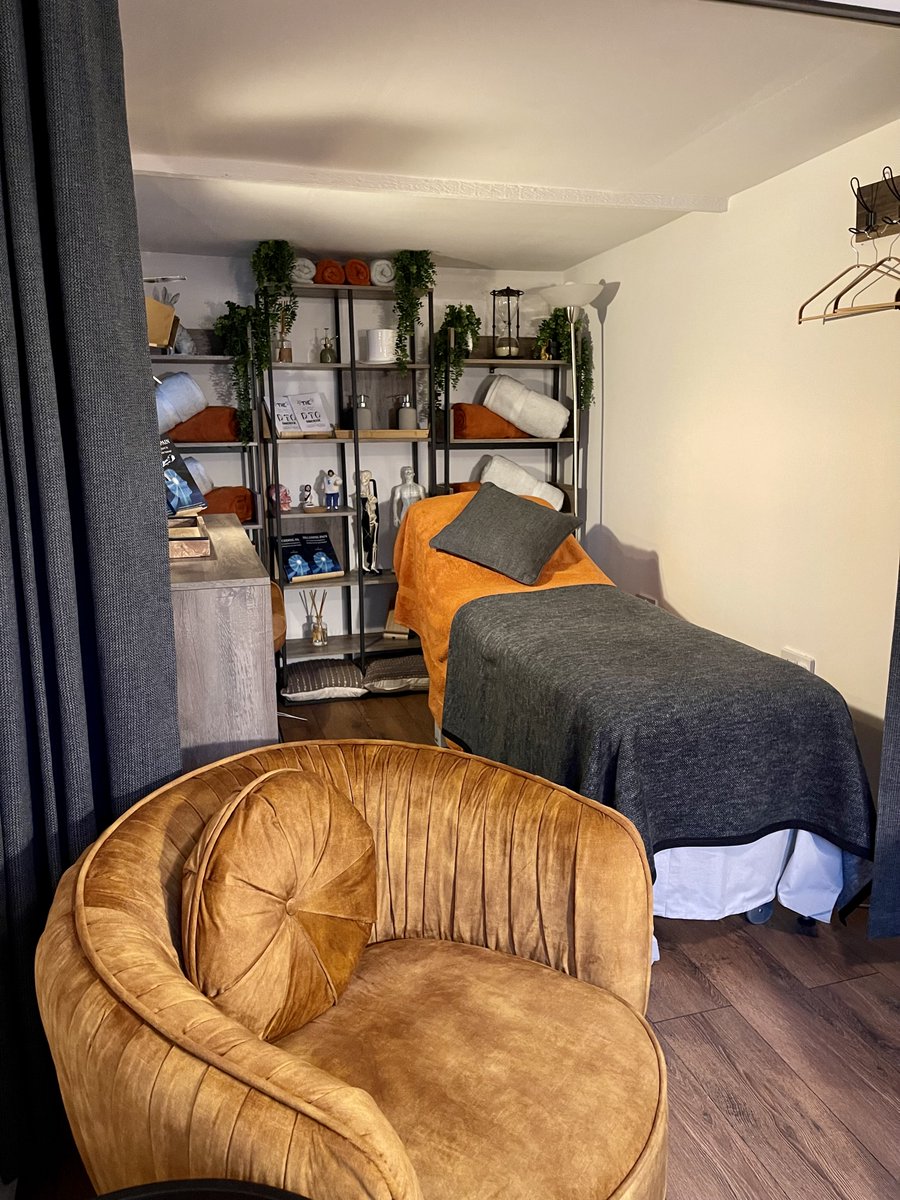 DTOsystem's tweet image. At the end of 2023 I had my clinic completely overhauled and refurbished. Brand new floor, furniture and decorative furnishings so everything is brand New shiny and sparkly, Except for me, Im still the same, but why mess with perfection :)