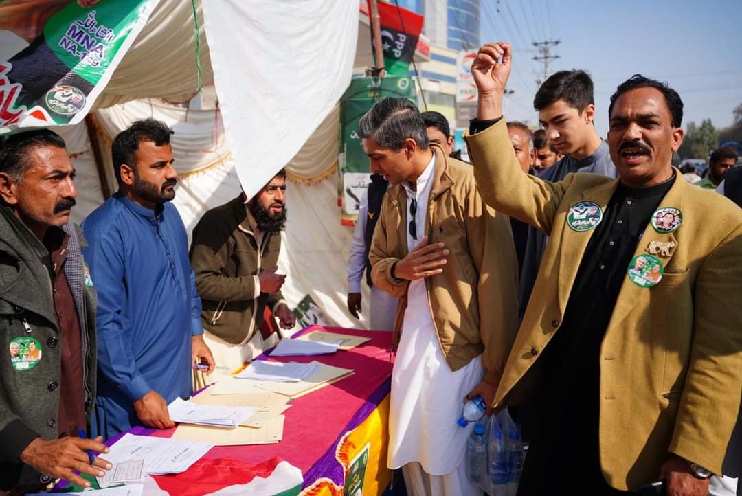 علی خان ترین کی جانب سے مختلف پولنگ اسٹیشنز کا دورہ کیا گیا، اس دوران کارکنان اور ورکرز کا جوش و خروش دیدنی۔