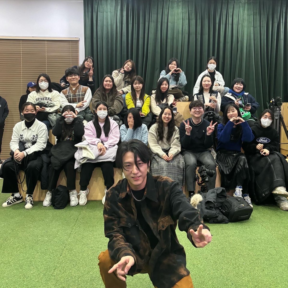 ournaru's tweet photo. 하루가 지났지만 #mpmgweek #78live 나루 공연 와주신 분들 함께 준비해주신 분들 모두 감사드립니다. 어젠 잘 들어가셨는지요?
열기운 찐득했던 순간들 여운이 가시지 않아 이제사 감사 인사드려요. 공개곡 미공개곡 노잼 멘트마저 모두 사랑해주셔 다행입니다. 모두 뜻깊은 구정 보내세요!🙇🏻♂️ https://t.co/mj6XZaj709