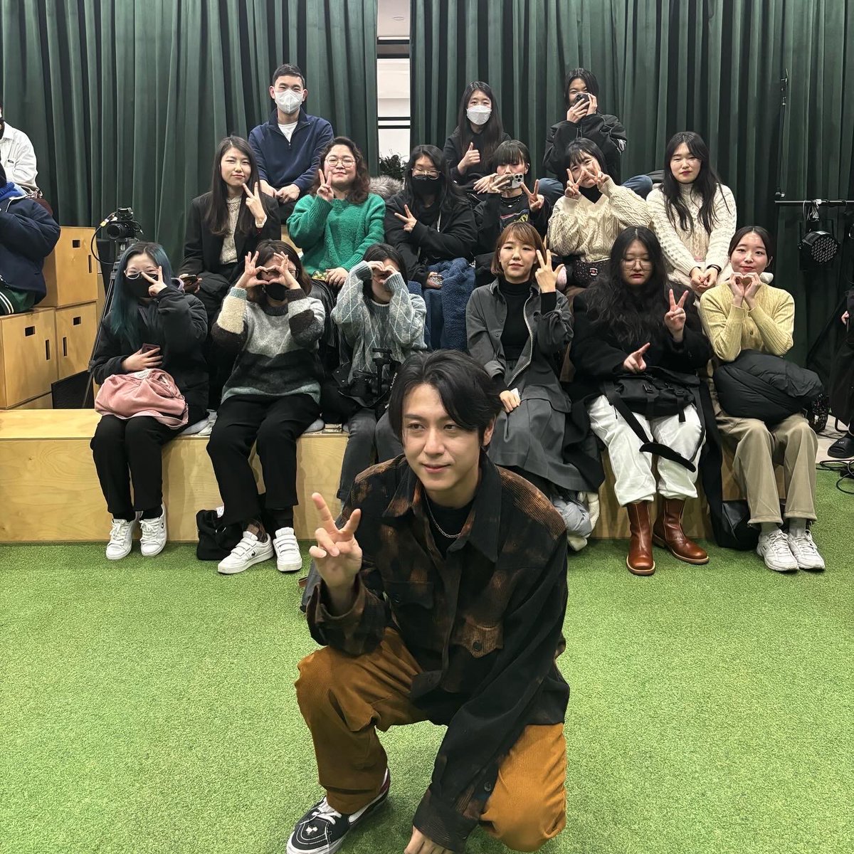 ournaru's tweet photo. 하루가 지났지만 #mpmgweek #78live 나루 공연 와주신 분들 함께 준비해주신 분들 모두 감사드립니다. 어젠 잘 들어가셨는지요?
열기운 찐득했던 순간들 여운이 가시지 않아 이제사 감사 인사드려요. 공개곡 미공개곡 노잼 멘트마저 모두 사랑해주셔 다행입니다. 모두 뜻깊은 구정 보내세요!🙇🏻♂️ https://t.co/mj6XZaj709