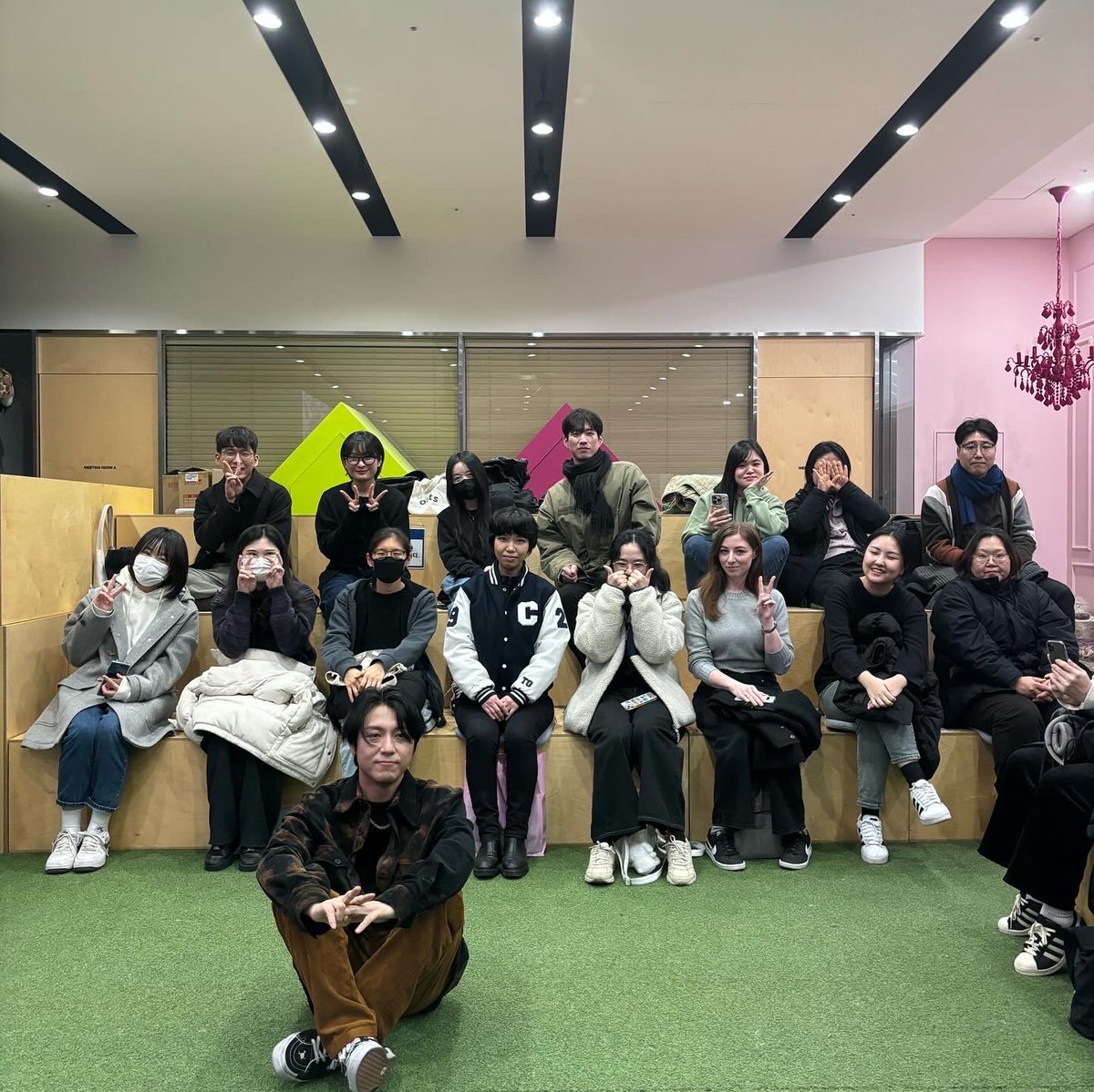 ournaru's tweet photo. 하루가 지났지만 #mpmgweek #78live 나루 공연 와주신 분들 함께 준비해주신 분들 모두 감사드립니다. 어젠 잘 들어가셨는지요?
열기운 찐득했던 순간들 여운이 가시지 않아 이제사 감사 인사드려요. 공개곡 미공개곡 노잼 멘트마저 모두 사랑해주셔 다행입니다. 모두 뜻깊은 구정 보내세요!🙇🏻♂️ https://t.co/mj6XZaj709