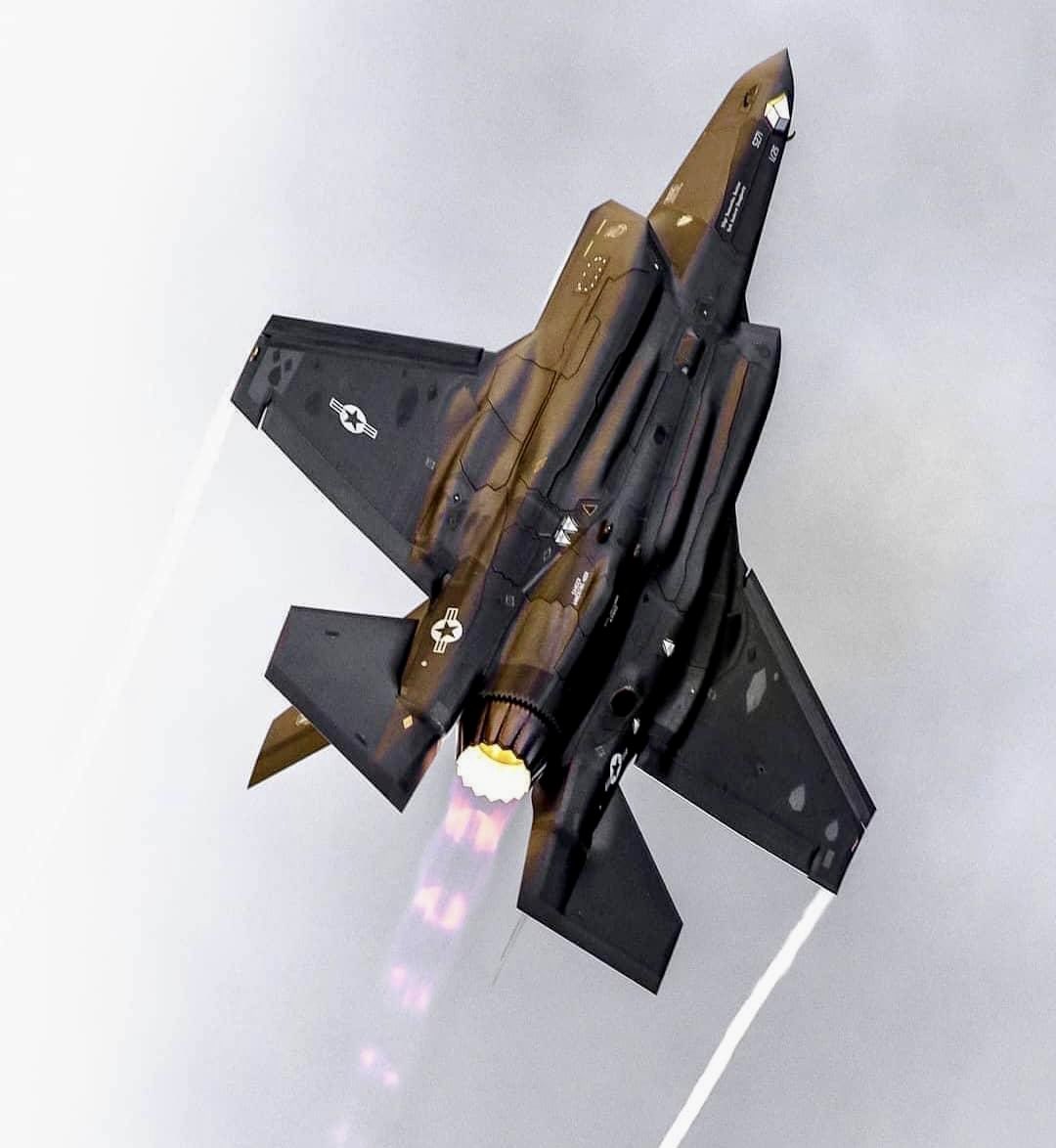 chasinglimits1's tweet image. F-35 going inverted 
#F35 #F35Lightning #aviation #military #Navy #AirForce #aviationdaily #aircraft