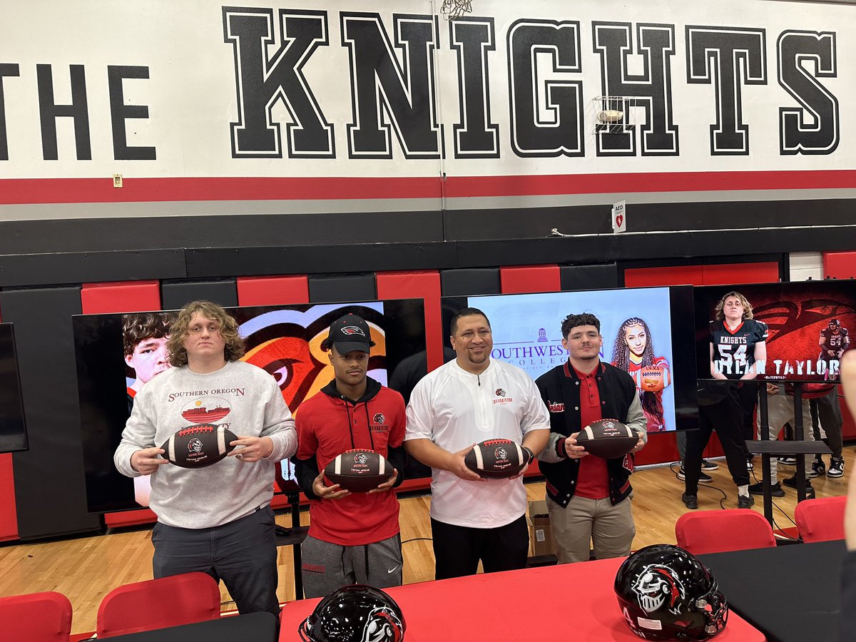 CoachTTui's tweet photo. Our first senior class in school history had 3 seniors sign to further their academic and athletic careers! Thank you everyone for coming out to support and witness dreams becoming reality! May we continue to inspire. #MaterBuilt @Brian___Fowler @MzH_Akababygoat @renee_fairless https://t.co/CeaneaCDoN