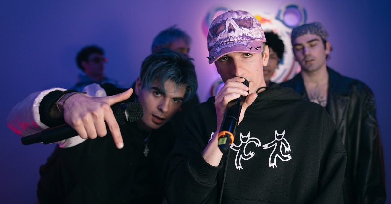 redbullITA's tweet photo. Chi sono i Bnkr44?
SPOILER: li avete già visti in un Red Bull Posse 💪
Ma prima di questo e del palco dell'Ariston, chi erano i sette ragazzi toscani?