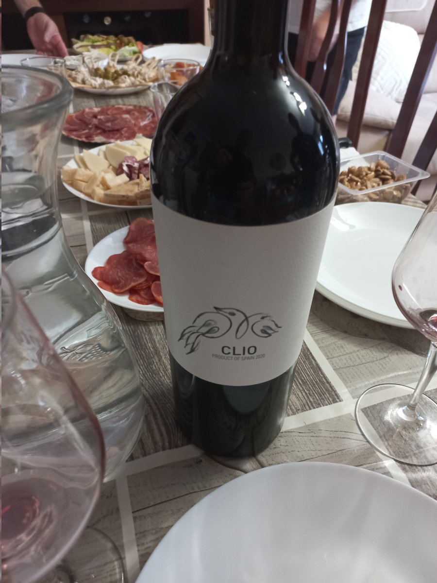 TomakyCT's tweet image. Mágnum de Clio, para cuando el día se alarga #wine