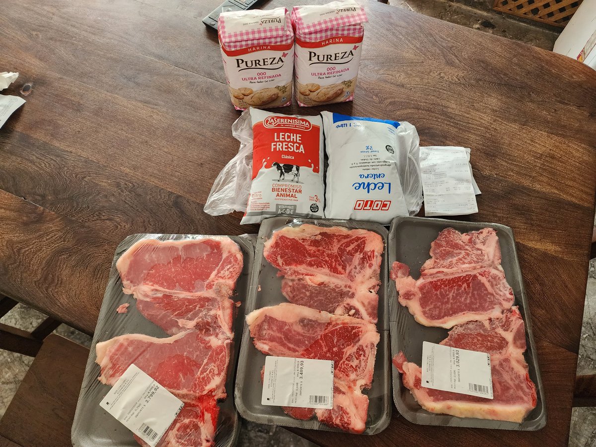 6 bifes, dos leches, 2 kg de harina (la más barata)... $14000. Hablamos del 10% de un salario mínimo. ¿Dónde están los trolls que replicaban lo de la baja de los precios en Jumbo? Así no se puede vivir. Milei: dejá de atacar a los trabajadores. Dejanos vivir.