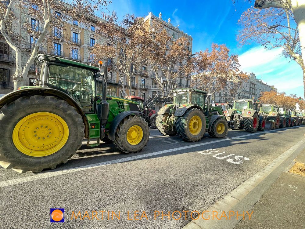 #JustFarmIt 

#NoFarmersNoFoodNoFuture protest in #Barcelona yesterday 

Despite the traffic disruption, the farmers were greeted with salutes and smiles. 

Not a single person opposed them or their protest 

#pressphotographer #streetphotographer #eventphotographer