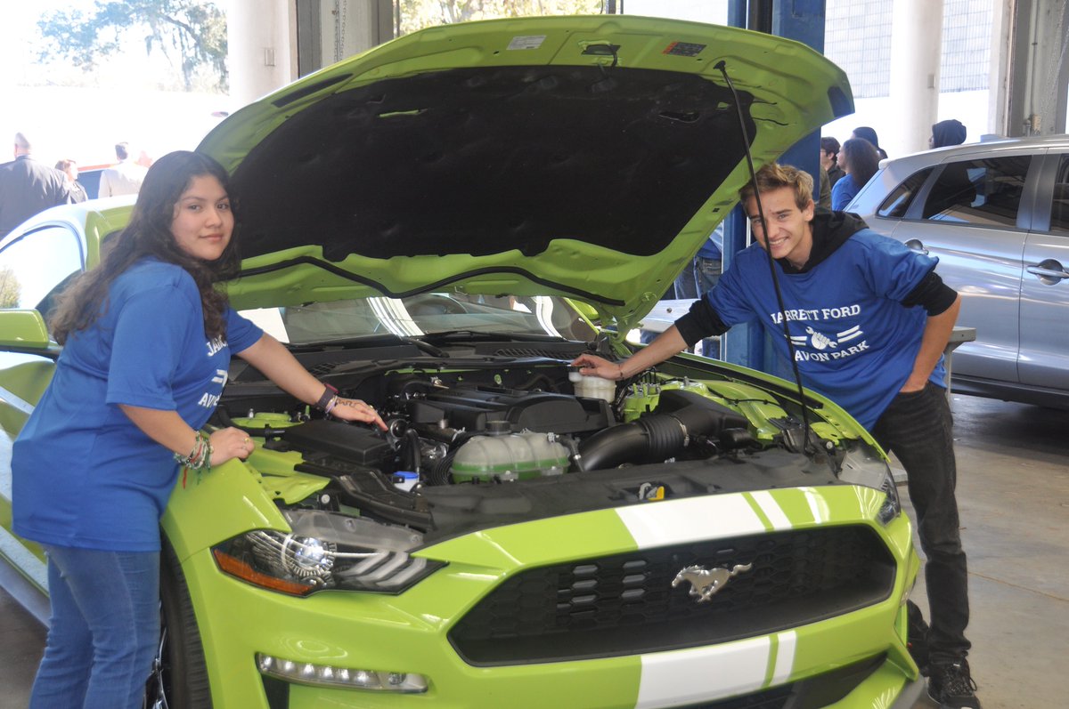 SFSCFDT's tweet photo. SFSC students, faculty, and administration are grateful to New Ford Tech and Bill Jarrett Ford for their donation of a Lincoln Aviator for our students to train and learn the skills needed to become automotive service technicians. 
#SFSCPathways #automotive @Hawkins4florida https://t.co/9OGzpYgA1t