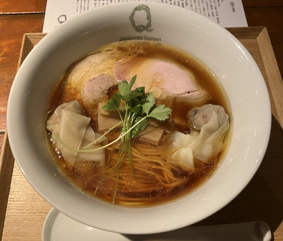 tokyojunkfood's tweet image. #sapporo #ramen #labQ #札幌　＃ラーメン　
10時前に店に行き、12時の整理券をゲット。11時50分前に店に着くと五分待ちで店内へ。外に20人中に10人くらい並んでいた。1500円からで、2000円の醤油ワンタン麺を注文。特製は3000円。流石に高い。並んでいたのは外国人が多いのか？