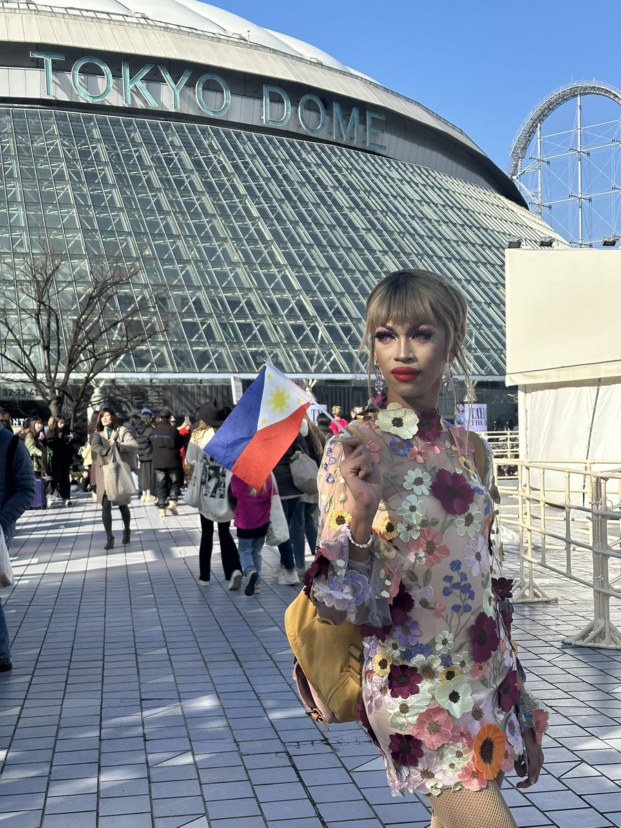 heymacyou's tweet photo. WHAT’S THE FIRST LETTER OF JAPAN? JEYYYY. 🤙🏼

My Swiftie heart is so so so happy! 🥹 This is my first time to saw Taylor Swift and watched her concert live. 💖 Thank you to my fellow Swifties amd to my besties Yzelle and Ced  😍 Thank you so much Japan! 🇯🇵

👗Robert Macdon Gayeta https://t.co/aKmBpRj5HI