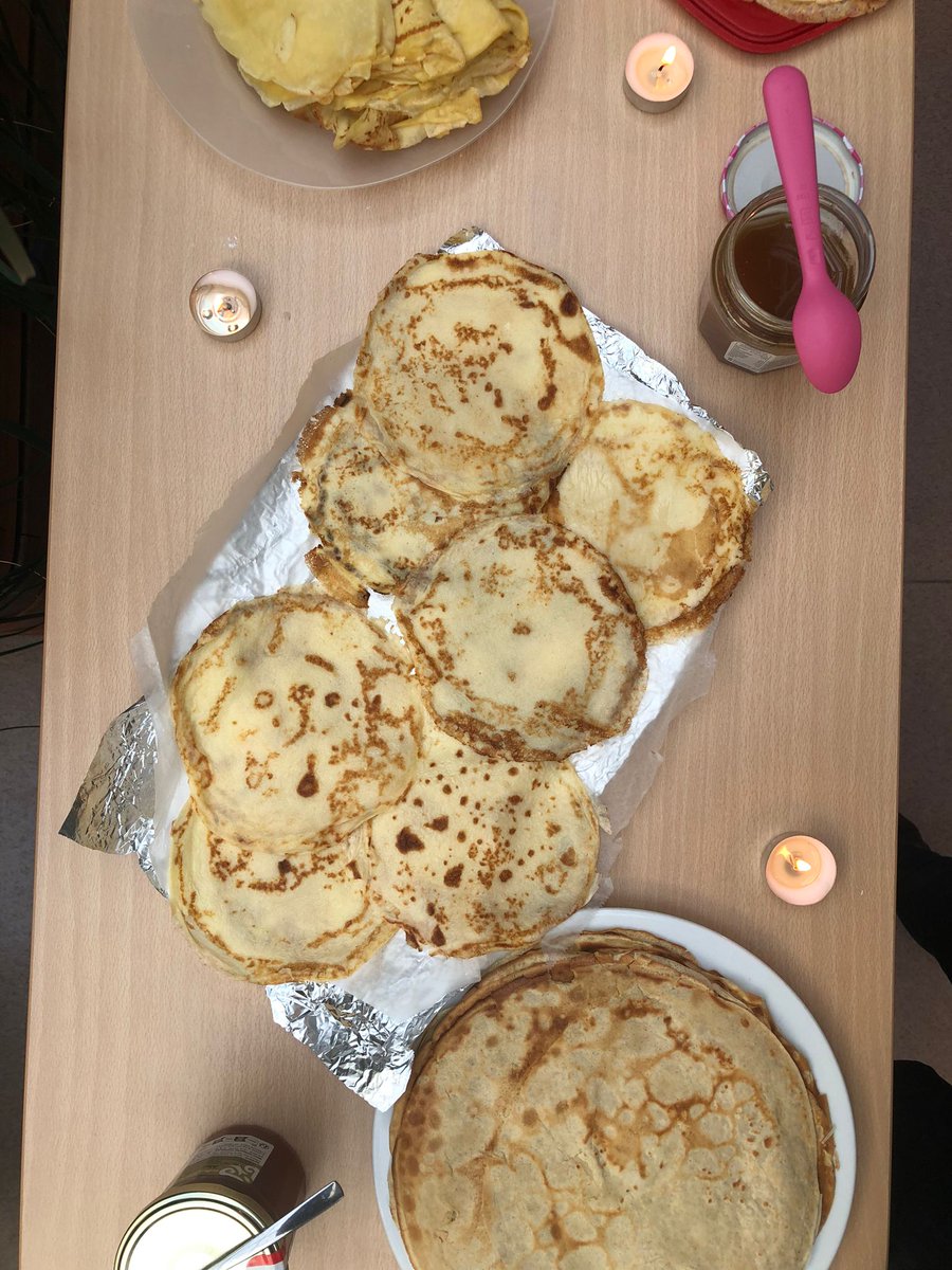 IPER_UCLy's tweet photo. Airs de flûte, chants, prières et odeur de #crêpes ont rempli notre hall ce midi à l'occasion du "crêpes louange". Une deuxième session est prévue demain midi ! https://t.co/5sNkjJyWMT