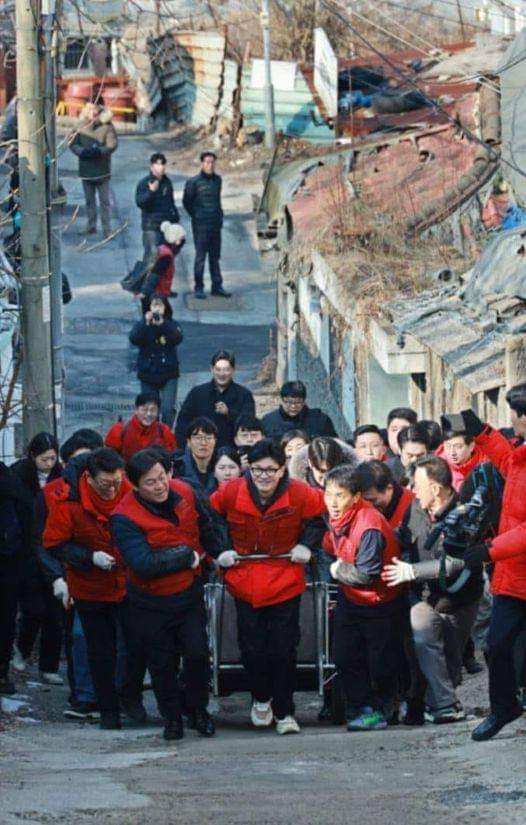 백건우

가난을 도둑질하는 장면
박완서의 소설 '도둑 맞은 가난'은 진짜 가난한 주인공과 가난을 경험하러 온 부잣집 청년의 이야기다. 주인공의 부모는 지독하게 가난한 삶을 비관해 자살했고, 주인공은 공장에 다니며 근근히 노동자이자 빈민의 삶을 살아간다. 주인공은 자취비용을 아끼려고 남자와