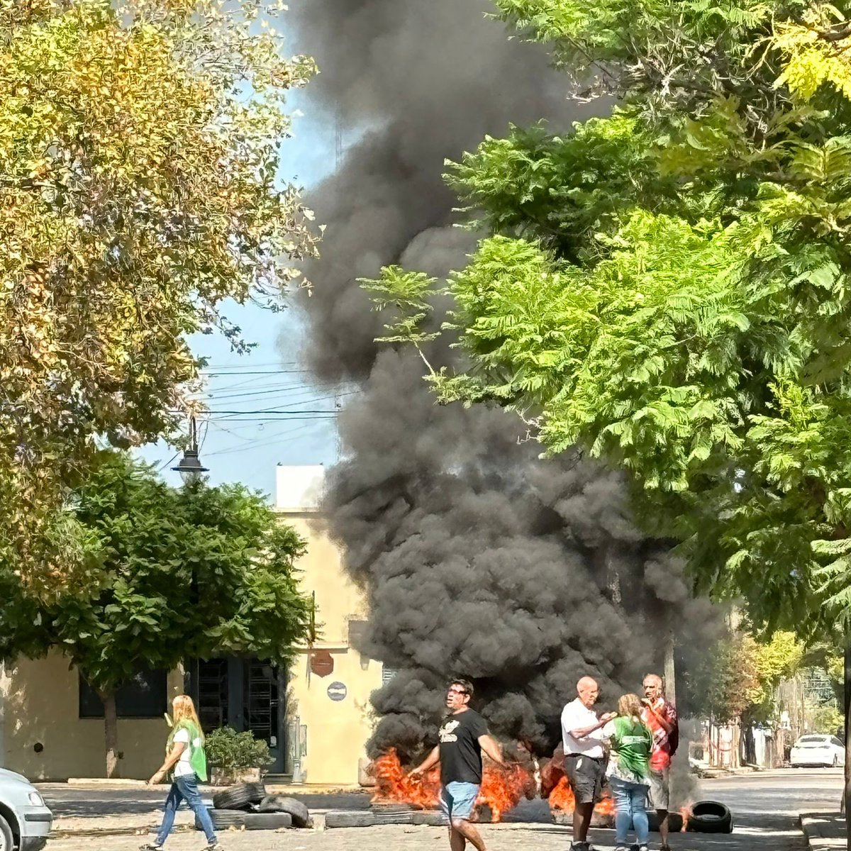 Sr. Gobernador <a href="/Kicillofok/">Axel Kicillof</a> por favor instruya al Min de Trabajo  que dicte la conciliación obligatoria (pedida hace una semana). Las medidas de fuerza impulsadas por ATE expone a nuestra comunidad a riesgos sanitarios y a la  seguridad por posibles incendios.