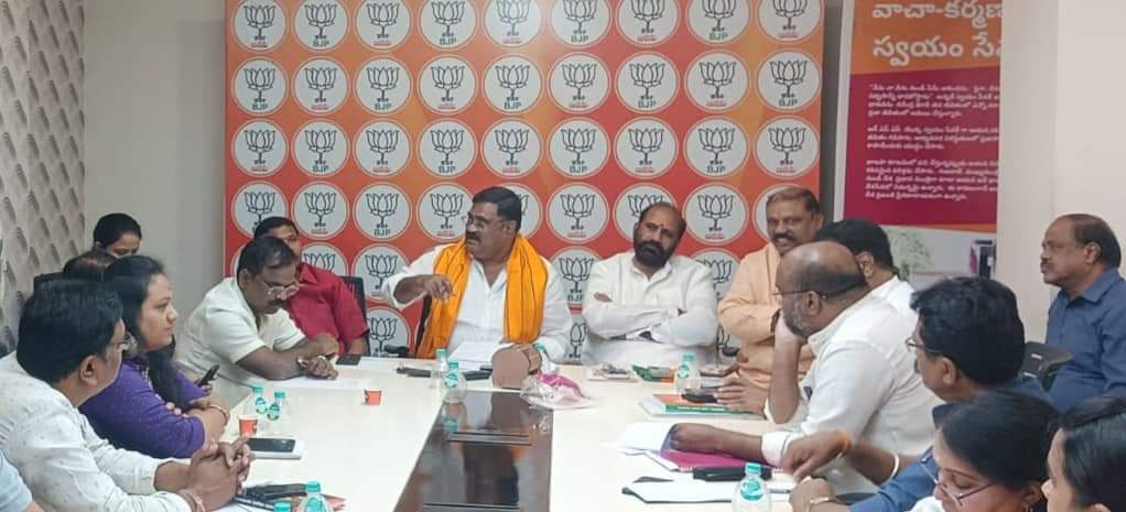 DugyalaPradeep's tweet photo. ఈరోజు బిజెపి రాష్ట్ర కార్యాలయంలో రథయాత్ర  సన్నాహక సమావేశం నిర్వహించడం జరిగింది రాష్ట్ర యాత్ర ప్రముఖ్ రాష్ట్ర ప్రధాన కార్యదర్శి దుగ్యాల ప్రదీప్ కుమార్ గారు అన్ని పార్లమెంట్ క్లస్టర్ల ప్రముఖులతో మరియు సహ ప్రముఖులతో యాత్రను విజయవంతం  చేయడానికి పలు అంశాలపై చర్చించడం జరిగింది, ఈ సమావేశంలో రాష్ట్ర ప్రధాన కార్యదర్శిలు గుజ్జుల ప్రేమేందర్ రెడ్డి గారు మరియు కాసం వెంకటేశ్వర్లు గారు పాల్గొనడం జరిగింది.

#AdminPost #BJP4Telangana