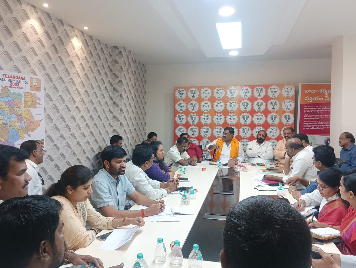 DugyalaPradeep's tweet photo. ఈరోజు బిజెపి రాష్ట్ర కార్యాలయంలో రథయాత్ర  సన్నాహక సమావేశం నిర్వహించడం జరిగింది రాష్ట్ర యాత్ర ప్రముఖ్ రాష్ట్ర ప్రధాన కార్యదర్శి దుగ్యాల ప్రదీప్ కుమార్ గారు అన్ని పార్లమెంట్ క్లస్టర్ల ప్రముఖులతో మరియు సహ ప్రముఖులతో యాత్రను విజయవంతం  చేయడానికి పలు అంశాలపై చర్చించడం జరిగింది, ఈ సమావేశంలో రాష్ట్ర ప్రధాన కార్యదర్శిలు గుజ్జుల ప్రేమేందర్ రెడ్డి గారు మరియు కాసం వెంకటేశ్వర్లు గారు పాల్గొనడం జరిగింది.

#AdminPost #BJP4Telangana