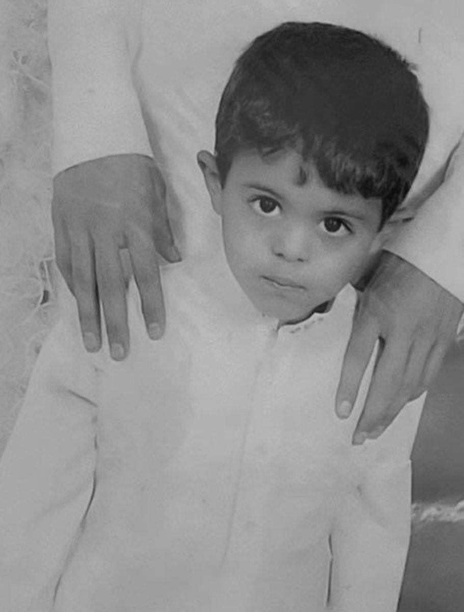 اشـيـل ماحسّب حساب الثقال
يومن ضعيف العزم خاف وجفل

اطرد ورى الحلم والرزق الحلال
مـا همنـي  مـن  عـلا  ولّا  سفل

من كثر صكّـات بقعاء  فالرجال 
اصبحت رجّـال من عادي طفل

-خالد المطرفي