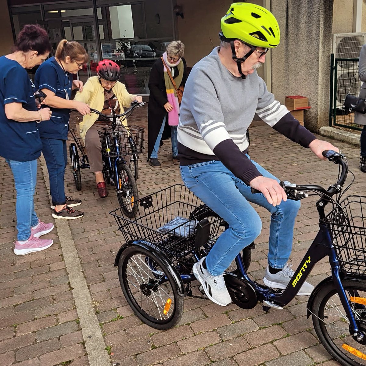 Camille_2Neau's tweet photo. Grâce à la volonté et l'action de tous : nos aînés ont dorénavant accès à des tricycles adaptés pour continuer les déplacements doux, profiter de la liberté du vélo et la joie de se mouvoir. Nous espérons demain que cela permettra aussi de monter des projets inter-générationnels. https://t.co/Yl9NqpH378