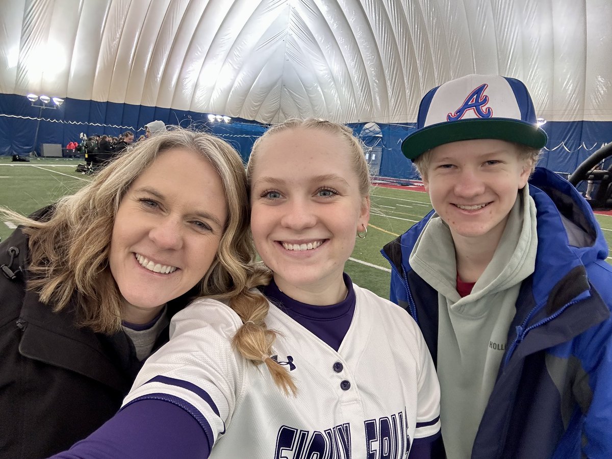 kriesberg07's tweet photo. Loved getting to watch @RiesbergRylee and @LoweAlysa last weekend! ♥️

Good luck to the rest of our Hawkette family that are continuing their careers as well as these girls just starting,  @ReaganEnright16, @kennedy_p18, @_larissamillerr, @KendraWinfrey5 and @KendraLewis12_! https://t.co/NO4z7Qyfrq