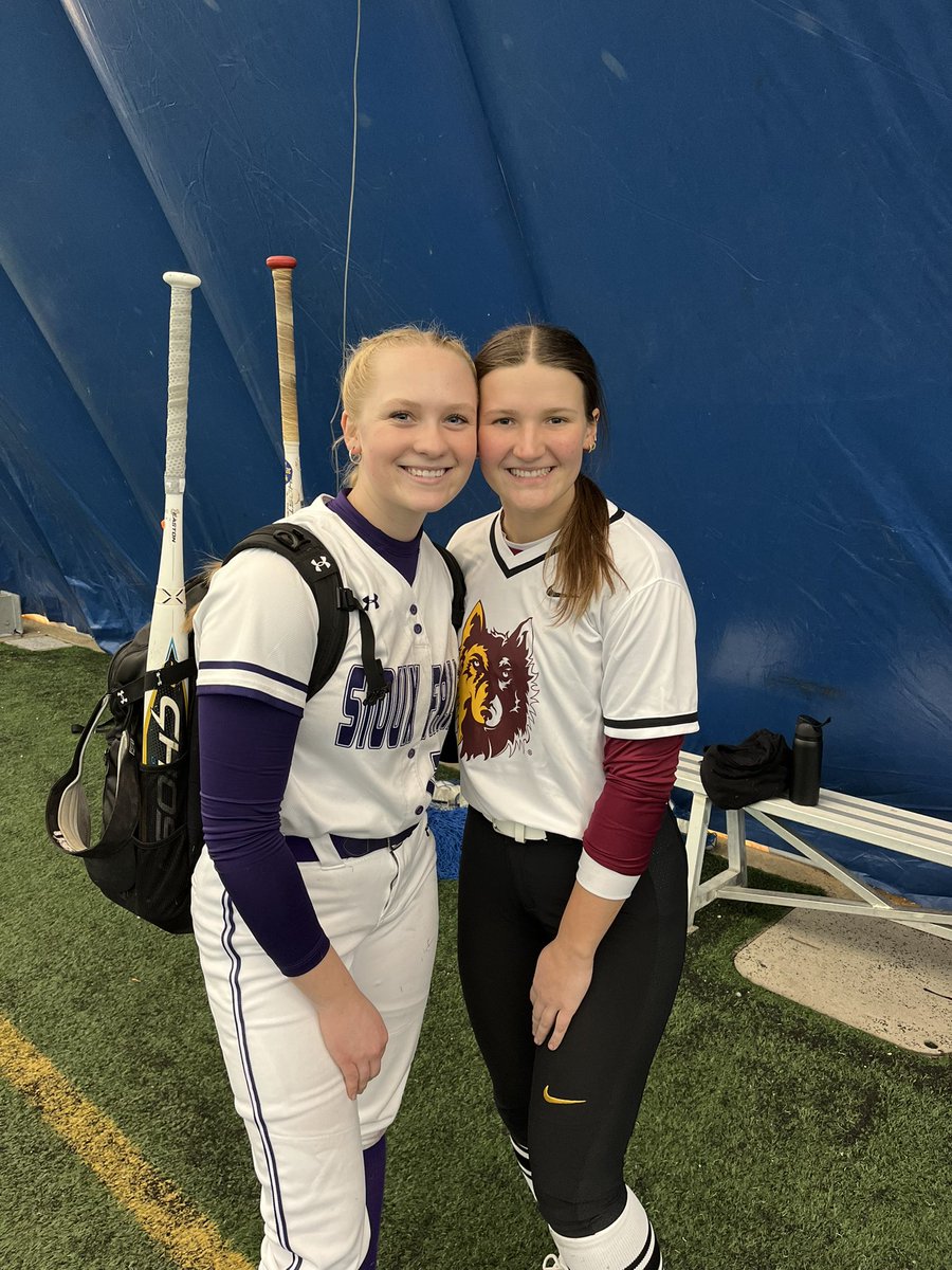 kriesberg07's tweet photo. Loved getting to watch @RiesbergRylee and @LoweAlysa last weekend! ♥️

Good luck to the rest of our Hawkette family that are continuing their careers as well as these girls just starting,  @ReaganEnright16, @kennedy_p18, @_larissamillerr, @KendraWinfrey5 and @KendraLewis12_! https://t.co/NO4z7Qyfrq
