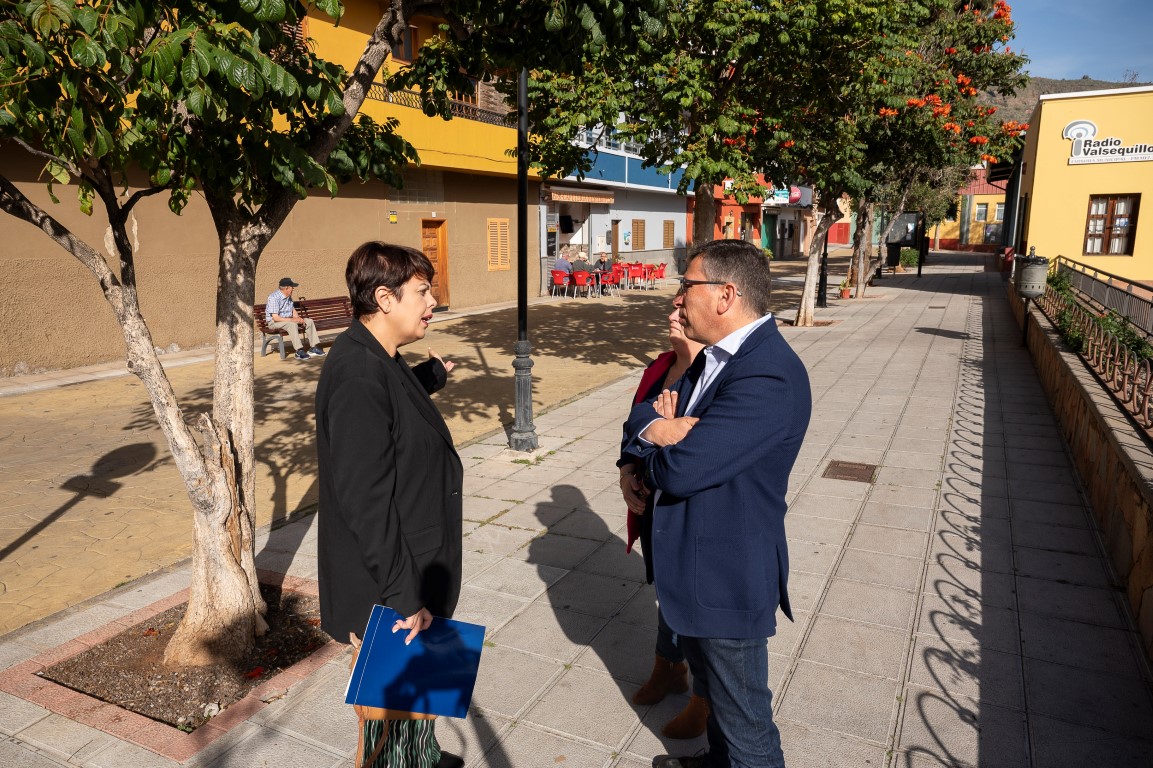 comercioGC's tweet photo. 🔊El @GranCanariaCab  invierte 700 mil euros en la mejora de la zona comercial abierta de #Valsequillo. La consejera @minervaalonso81 se reúne con el alcalde @franciscoatta para revisar las intervenciones y planificar futuras estrategias. 
ℹ️https://t.co/1gtJ6XzAxO
#ZCA https://t.co/35lzBzjkra
