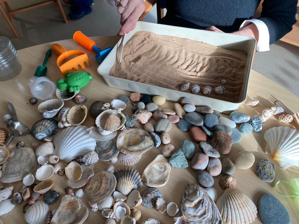 This lady loved making patterns in the sand. Another great session delivered by Cyrenians staff on site at Royal Edinburgh Hospital. Recreating a day at the beach. @Cyrenians1968 @Karrrit @REAS_NHSLothian @nhslothcharity