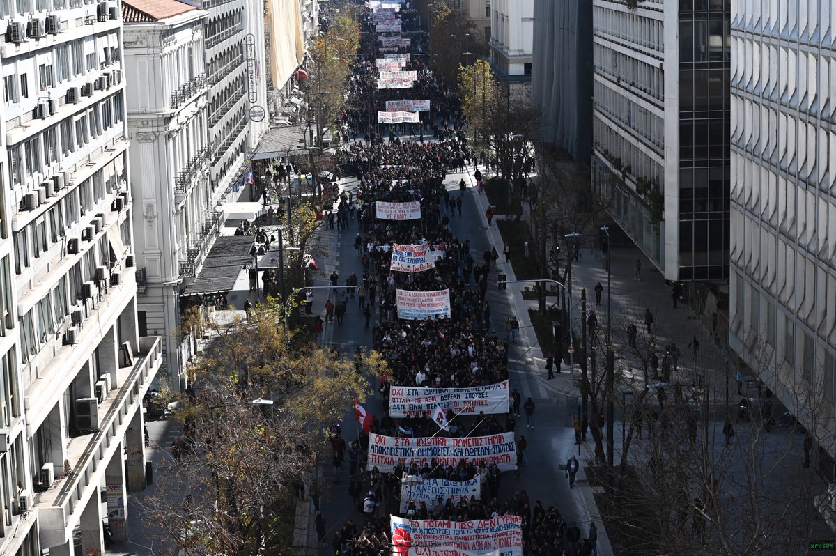 LampDim's tweet image. Thousands of students demonstrate against the government's plans for private universities in front of the Greek Parliament, in #Athens, on February 8, 2024.