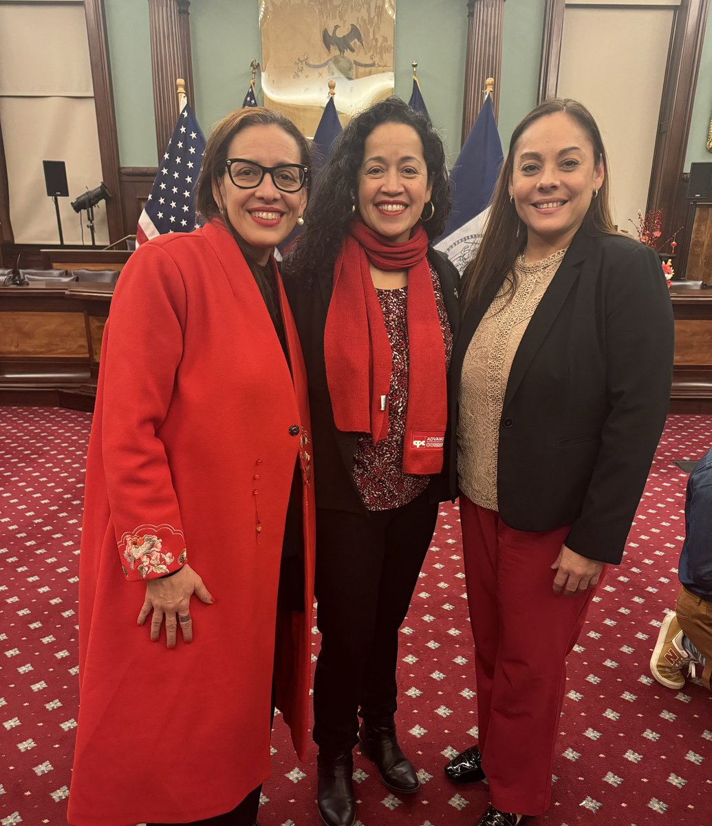 Congratulations to the PS 94 Lion Dance team for their amazing performance at the Lunar New Year celebration at City Hall last night!Happy Year of the Dragon! @CristinaAGonza5 @DOEChancellor @NYCDOED15 @NicLanzillotto @NYCSchools