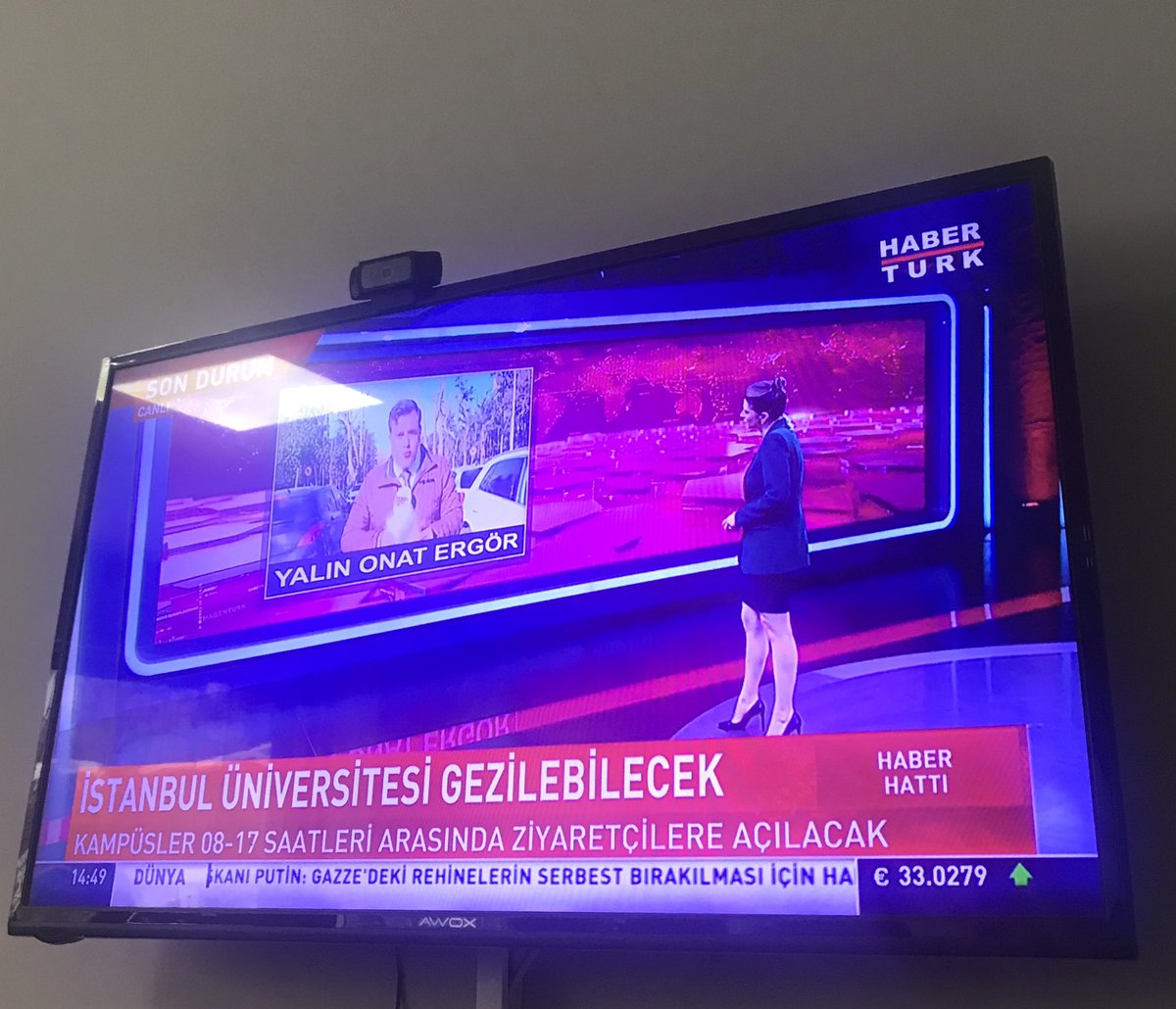 1- Burası bir okul, müze değil
2-En azından okulumda bari güvende olmak istiyorum. Elini kolunu sallayan neden benim eğitim gördüğüm yere giriyor? Yoklama alınmıyor, derse de katılabilirler. 
3-Kütüphanede bazen ben bile yer bulamıyorum öğrencisi olduğum halde. Liseliler mi+