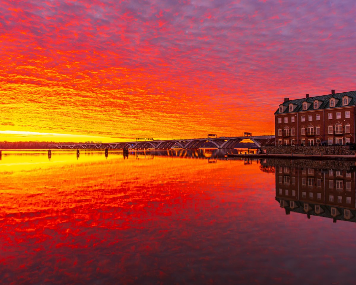 Chris_FukudaWx's tweet photo. This morning’s sunrise 🌅 was simply sensational! 😮 #dmv #va #alexva #washingtondc @capitalweather @sunset_wx @camdenwalker @dcstormchaser @weatherchannel @midatlanticwx @NWS_BaltWash @spann https://t.co/0pO8sIQOuW