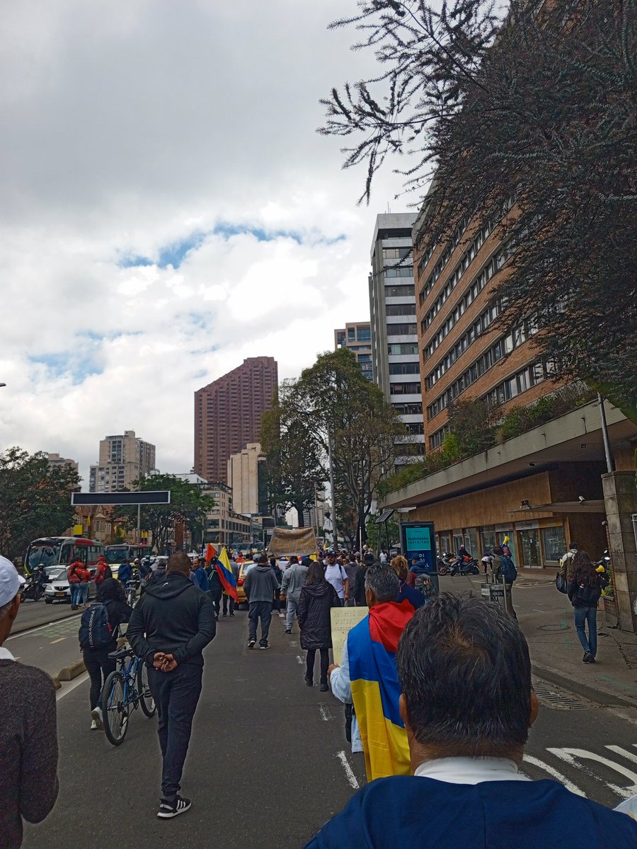 Hoy en #marchas desde la 7ma en #Bogota
Es imposible un cambio,cuando los mismos de siempre se amarran en las instituciones. #SueltenElPoder #Perdieron el país necesita un cambio en todo sentido. #PetroNoEstaSolo