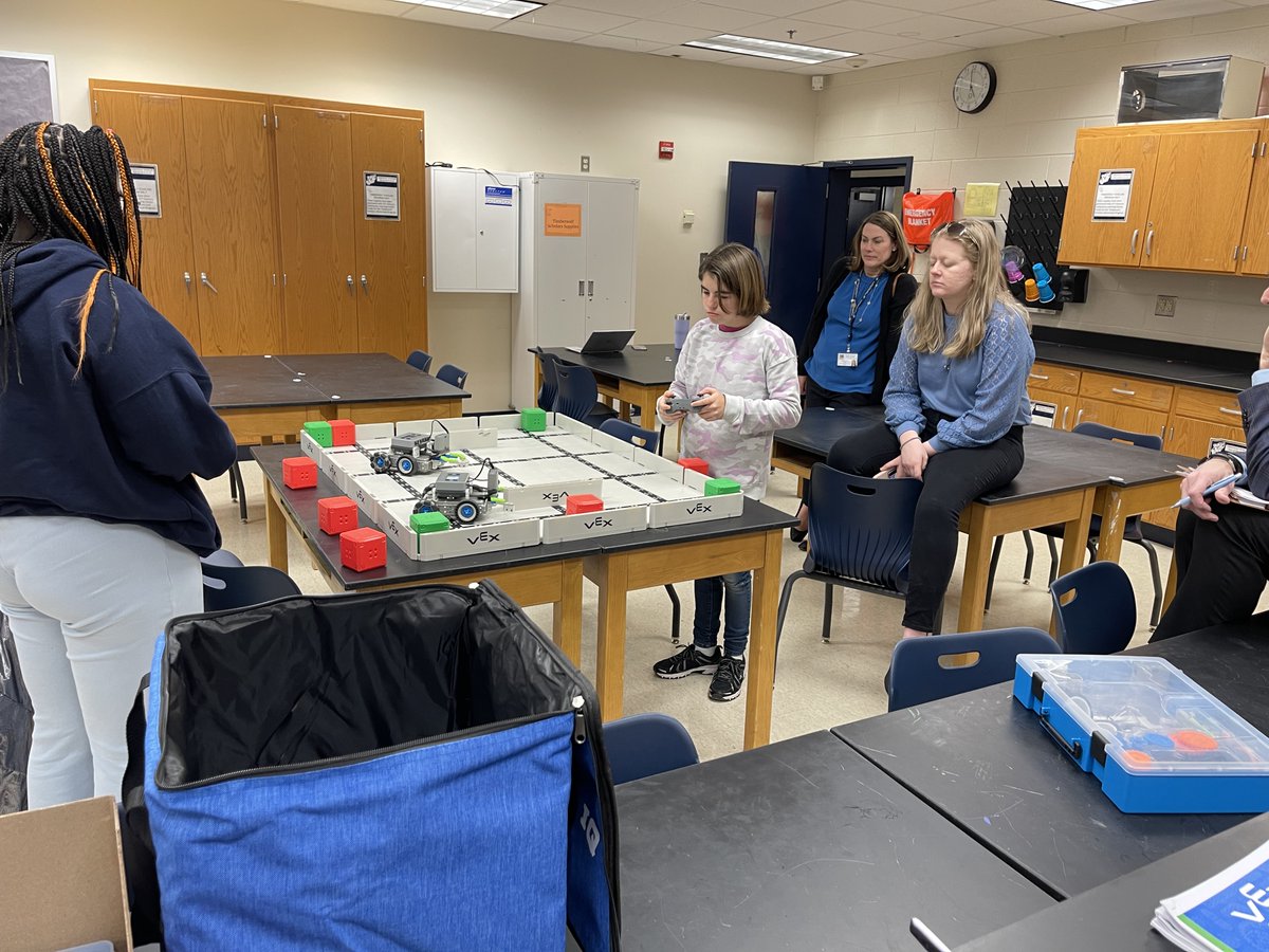 Shirley_Heim_MS's tweet image. 21st Century STEM Club: For the past 2 weeks we have been building Vex Robots learning about how they are constructed. This week we started driving them with remote controls &amp;amp; practice maneuvering colored blocks around a playing field.  #21stcenturylearning #elevatestafford #STEM