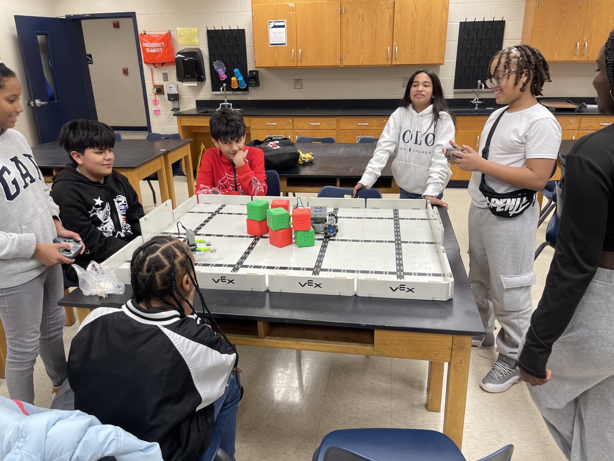 Shirley_Heim_MS's tweet image. 21st Century STEM Club: For the past 2 weeks we have been building Vex Robots learning about how they are constructed. This week we started driving them with remote controls &amp;amp; practice maneuvering colored blocks around a playing field.  #21stcenturylearning #elevatestafford #STEM