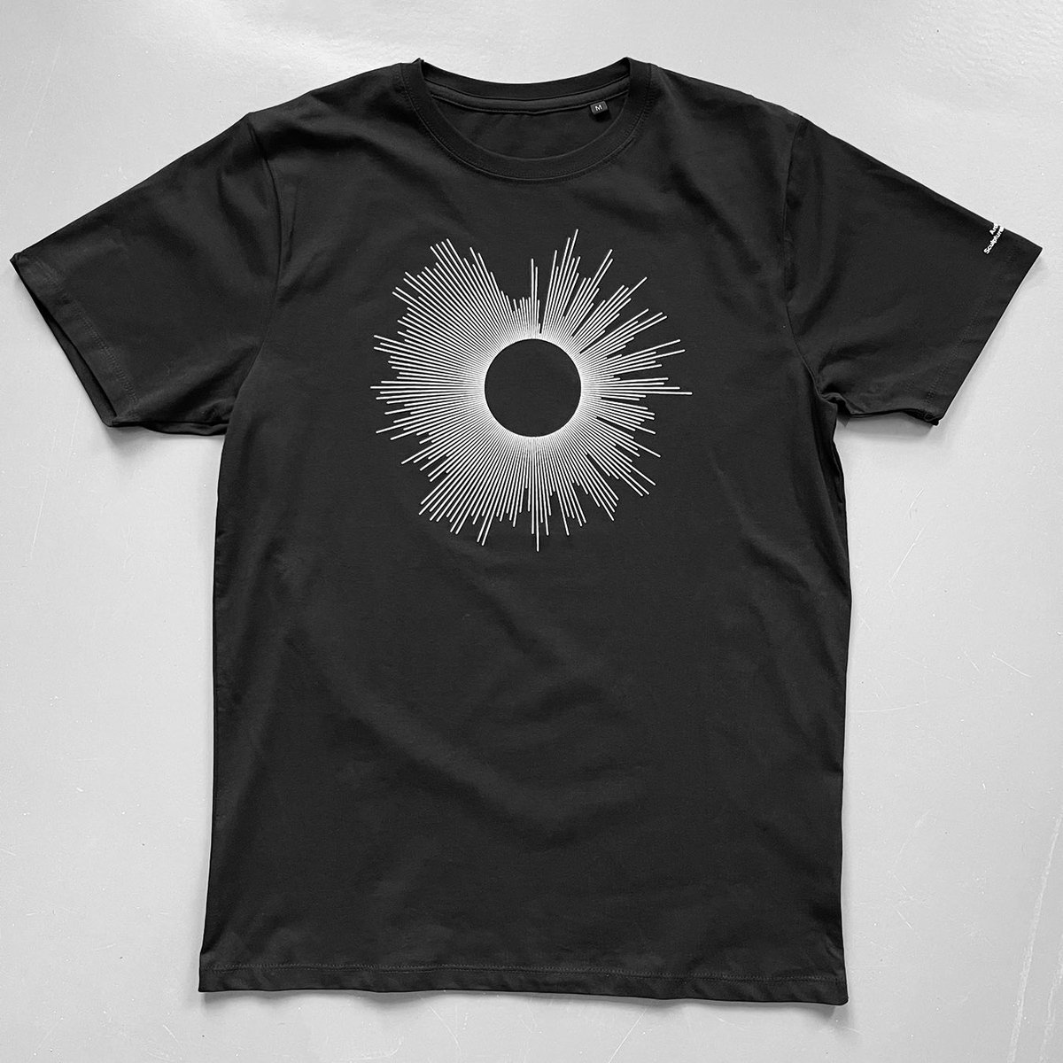 szabohaslam's tweet photo. I’ve made #ArcticMonkeys soundwave T-shirts to partner the tour poster for the Sheffield gigs last year.

They’re good and scientifically guaranteed* to make anyone wearing them look 10 years younger.

*I hope.

Tag a friend and share for a chance to win one.

@HelpSheffield. https://t.co/DyQpJh5EKs