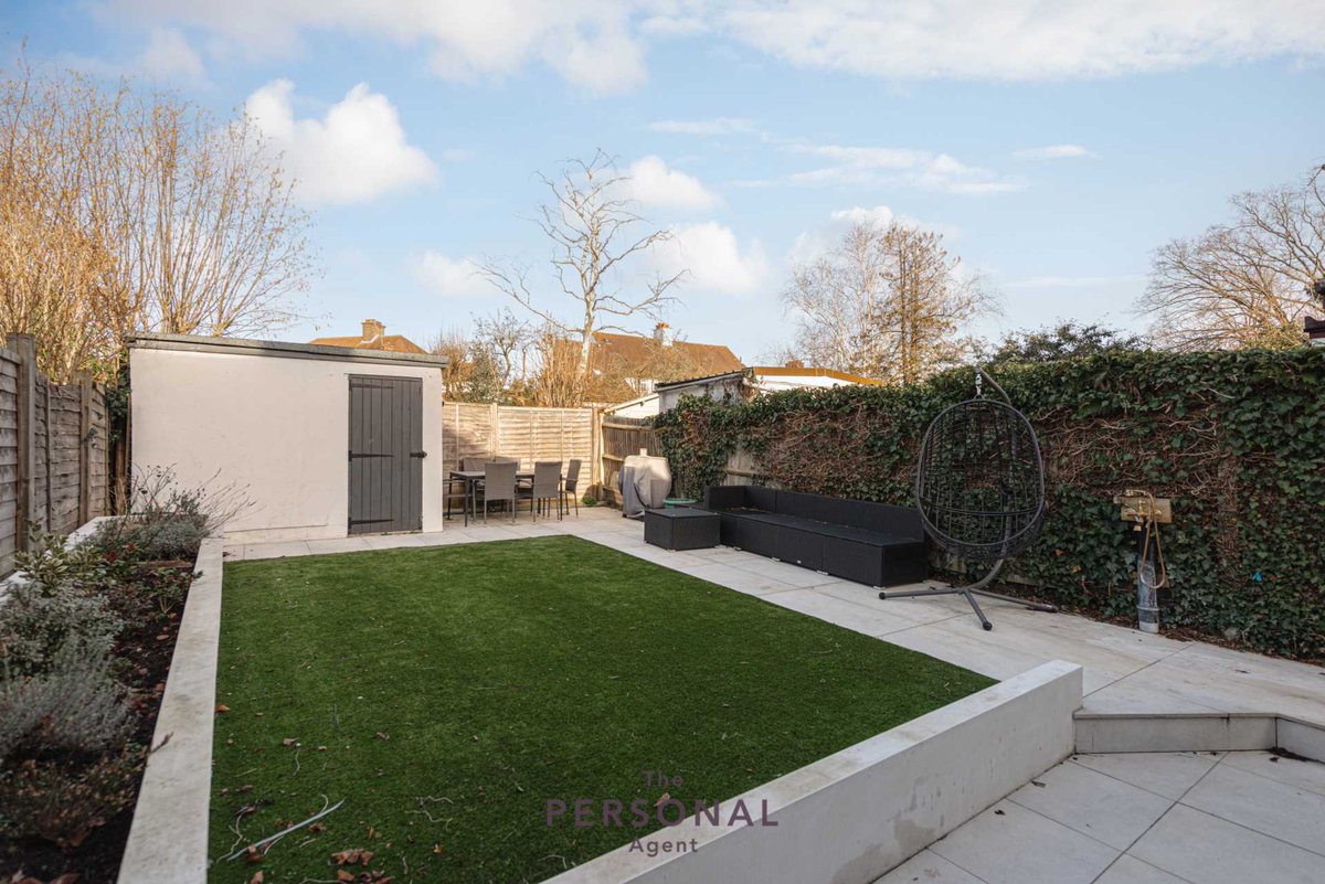 Our *LETTING OF THE WEEK*
Wheelers Lane, Epsom
3 bed detached semi available

Located on the periphery of the highly sought after Stamford Green conservation area. Call 01372 726666 for more information or to arrange a viewing.
 thepersonalagent.co.uk/.../wheelers-l…...

#epsom #modernhome