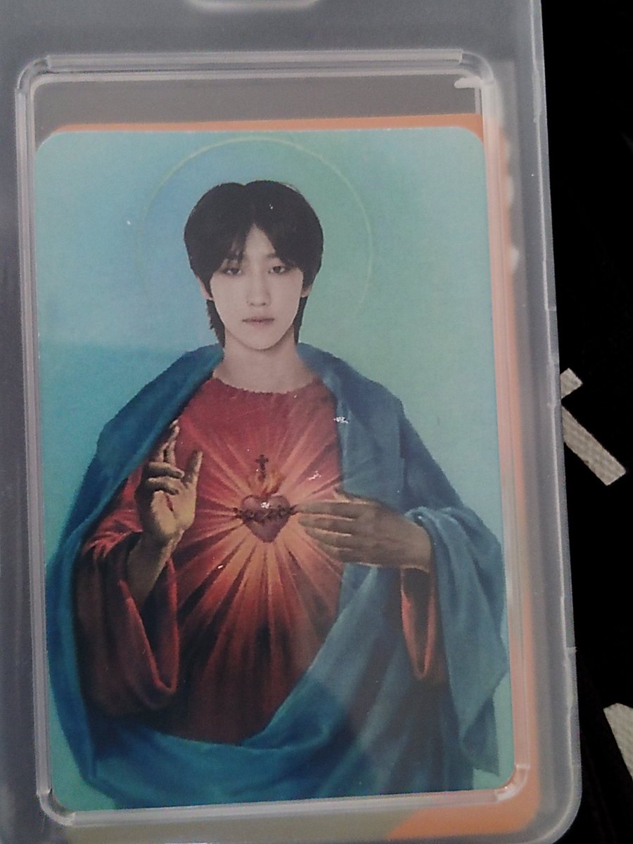 pololademinghao's tweet photo. taba en baquedano escuchando música y una señora se me acerca y me dice "q bueno que la juventud aún quiera tener costumbres religiosas" y me dió como una palmada en el hombro, yo quedé ????? tipo pq me dijo esto,, Y SE ME OLVIDA Q MI HOLDER TIENE UN HAO SANTO WOFKSONDOS https://t.co/y74D7FBoPT