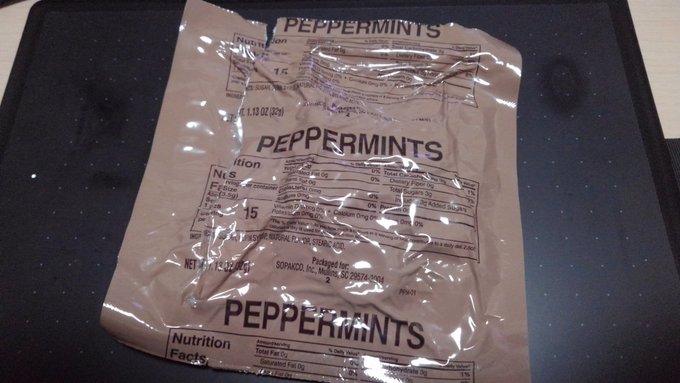 めっちゃ禍々しいハッカ飴舐めてる 